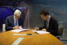 Ο πρόεδρος της «Τεχνόπολης Θεσσαλονίκης» Τάσος Tζήκας και ο Γενικός Διευθυντής του CERN Rolf Heuer την ώρα της υπογραφής της συμφωνίας συνεργασίας των δύο πλευρών 